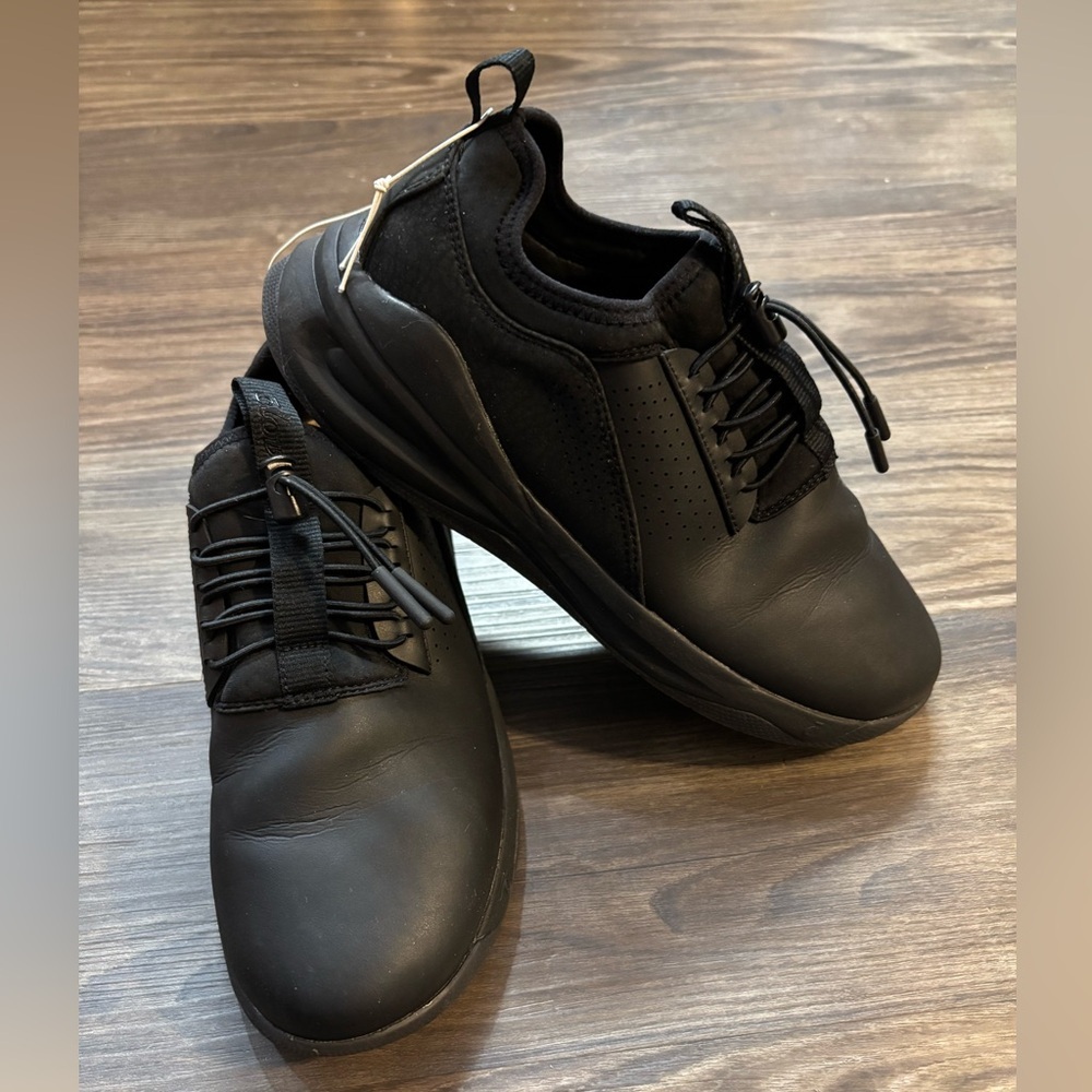 Clove Classic Women’s Size 8.5/Men’s 7 All Black Nursing Running Shoes